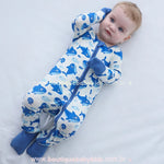 Bebê usando macacão de bambu com estampa de tubarões, deitado - Boutique Baby Kids