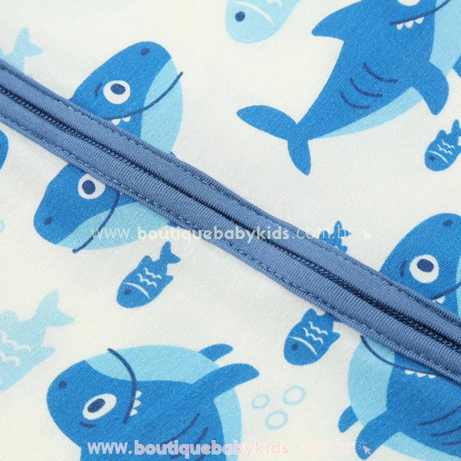 Detalhe do tecido em fibra de bambu com estampa de tubarões do macacão infantil - Boutique Baby Kids