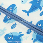 Detalhe do tecido em fibra de bambu com estampa de tubarões do macacão infantil - Boutique Baby Kids