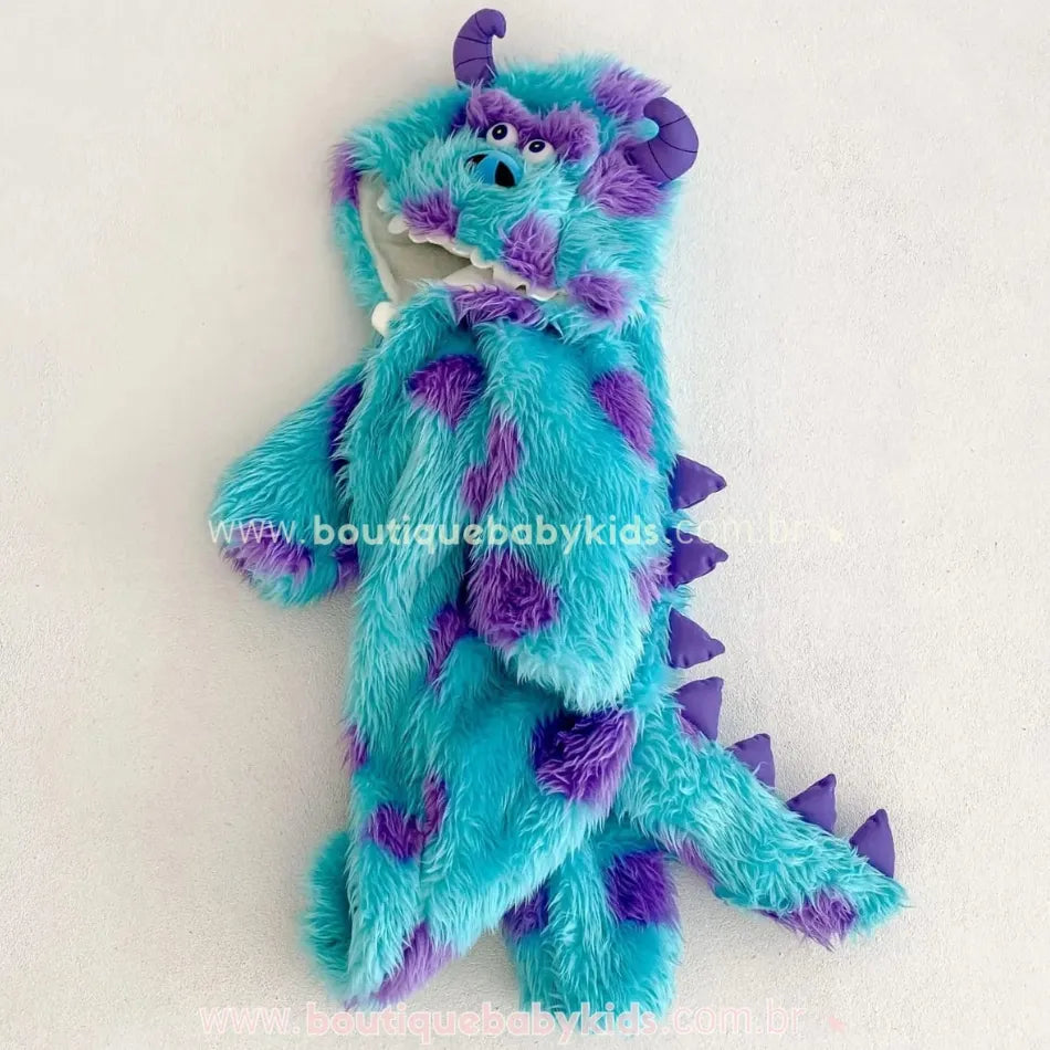 Vista lateral do macacão Sulley com cauda em espinhos roxos e capuz com chifres