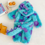 Macacão Sulley estendido no chão com chifres, olhos e cauda 3D visíveis