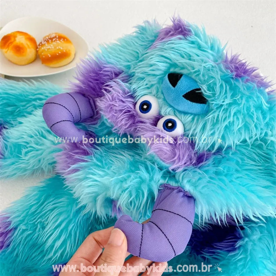 Detalhe do capuz da fantasia Sulley com olhos, chifres e nariz bordados
