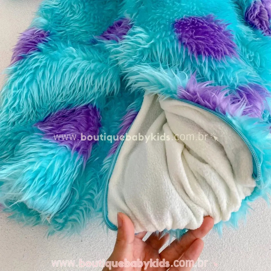 Forro interno macio e branco do macacão Sulley com fechamento em zíper