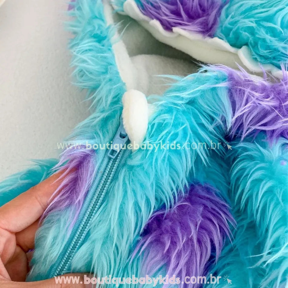 Detalhe do zíper frontal azul do macacão Sulley com pelúcia azul e roxa