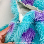 Detalhe do zíper frontal azul do macacão Sulley com pelúcia azul e roxa