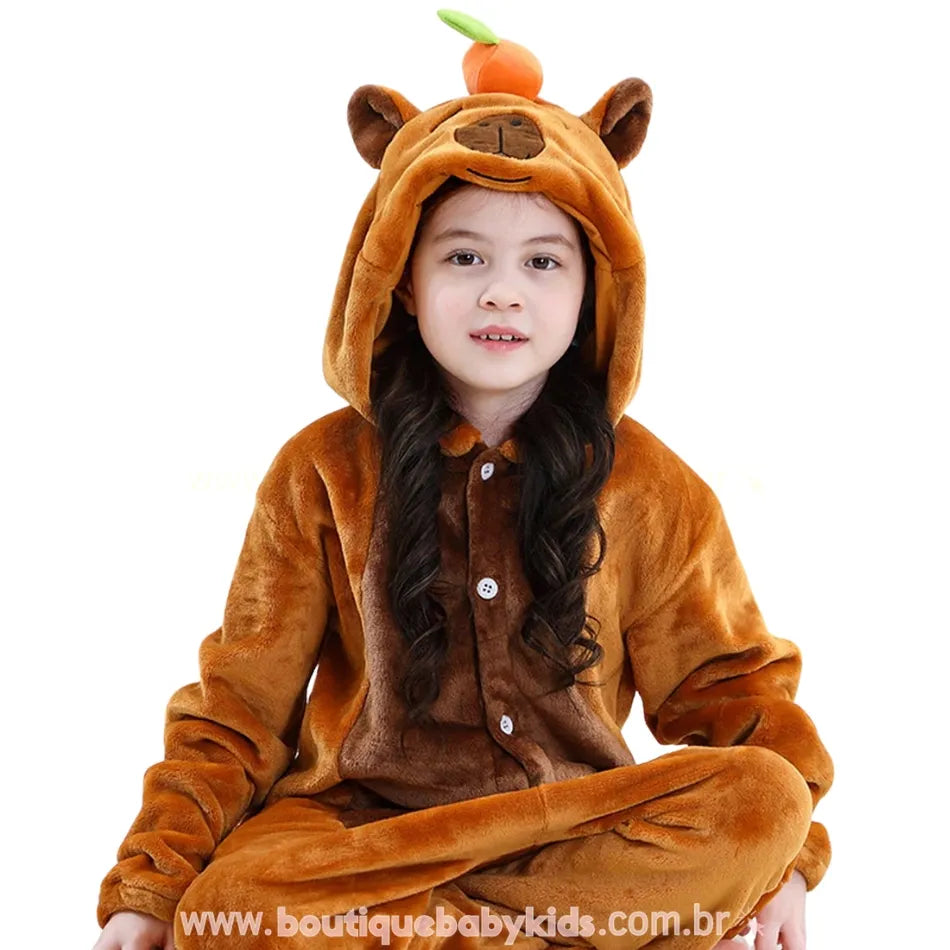 Criança sentada usando o Macacão Infantil Temático Capivara do Cerrado