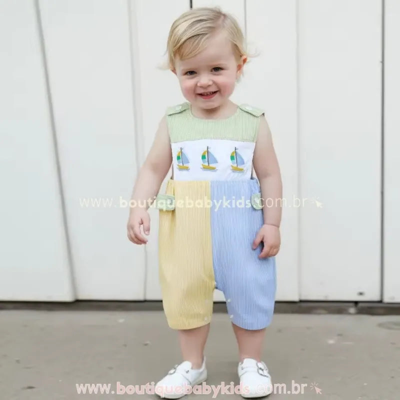 Bebê vestindo o Macaquinho Bebê Bordado Náutico de Barquinho - Clássico e Retrô - Boutique Baby Kids