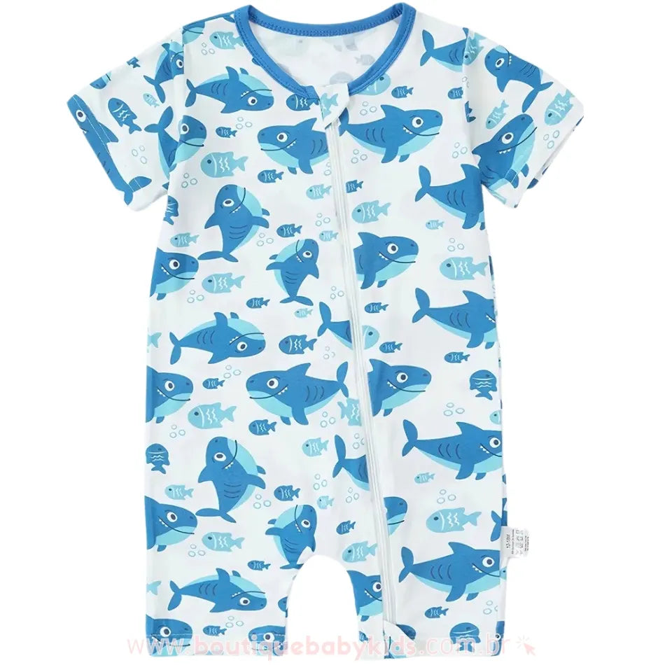 Foto do macaquinho Bebê Tubarãozinho Azul estendido, com zíper frontal e estampa em fibra de bambu