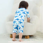 Vista traseira do macaquinho de tubarão em fibra de bambu, usado por criança em cadeira de pelúcia