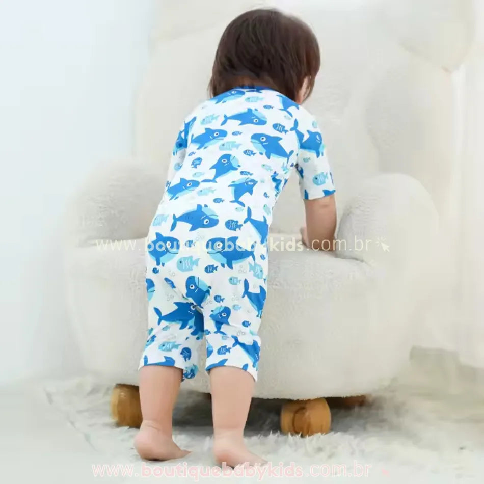 Vista traseira do macaquinho de tubarão em fibra de bambu, usado por criança em cadeira de pelúcia