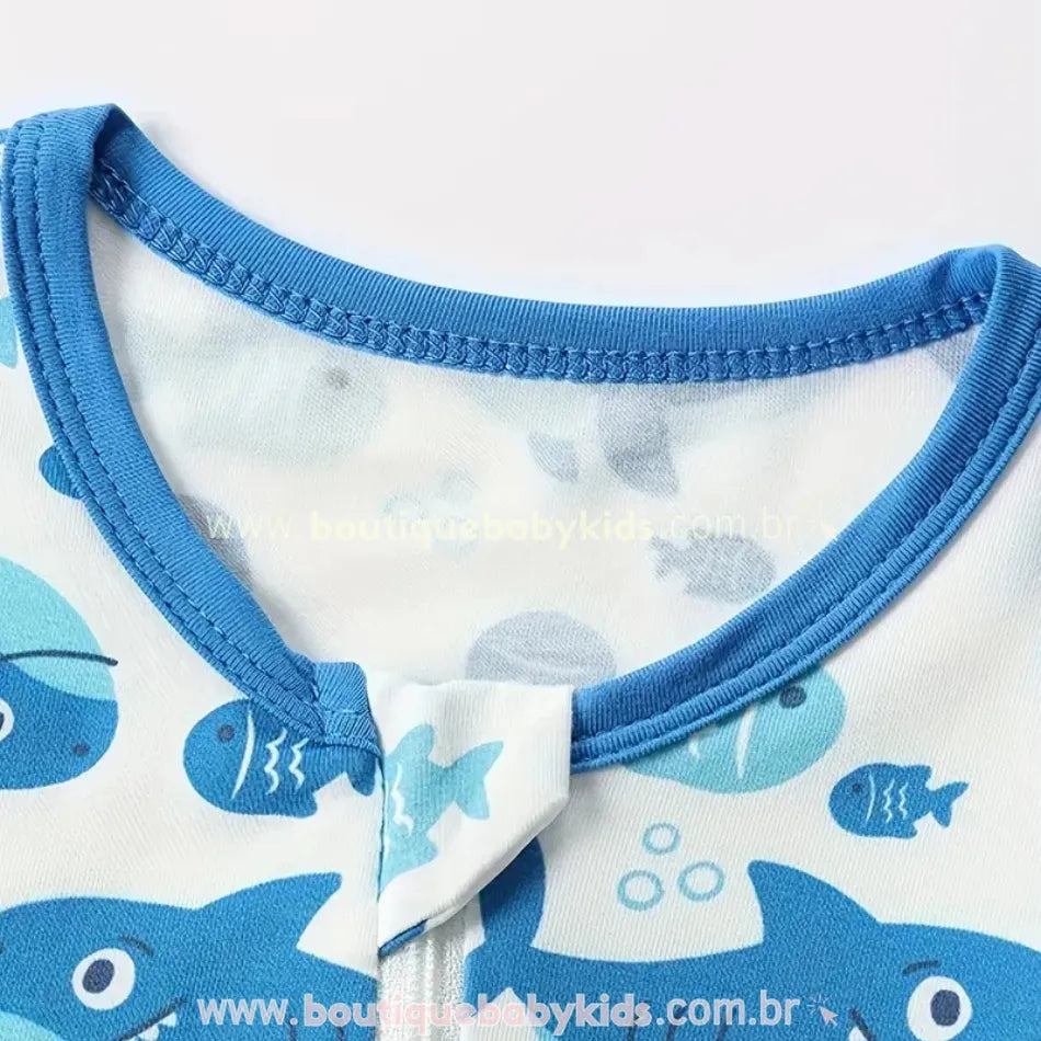 Gola azul e acabamento interno do macaquinho em fibra de bambu com estampa de tubarões
