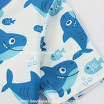 Estampa divertida de tubarões e peixes azuis na manga do macaquinho em fibra de bambu
