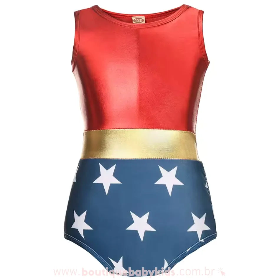 Foto frontal do Maiô Infantil Heroína Mulher Maravilha, destacando sua modelagem inspirada na icônica personagem, com combinação de cores vibrantes e acabamento impecável.