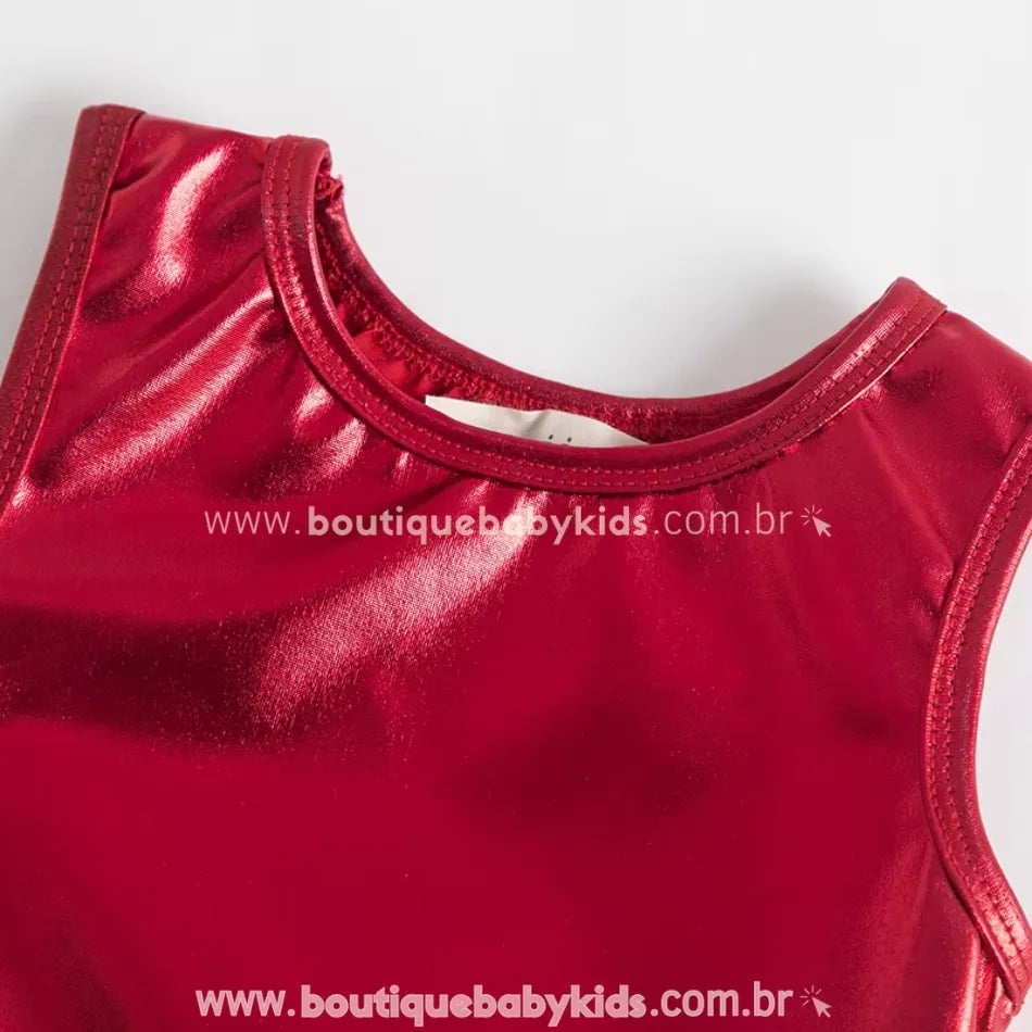 Detalhe da parte superior do maiô, com tecido vermelho brilhante e acabamento reforçado nas alças para maior conforto e durabilidade.
