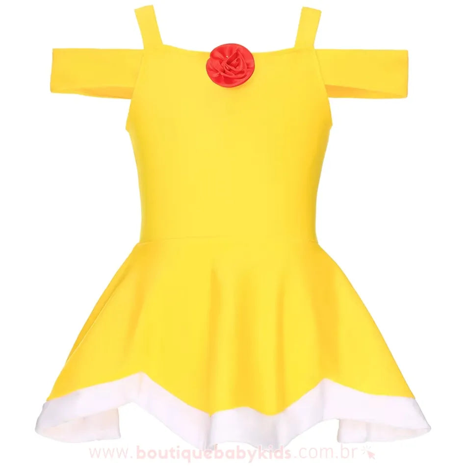 Maiô infantil amarelo inspirado na Princesa Bela em destaque sobre fundo azul, acompanhado de sandálias com flores e uma boia decorativa, evidenciando o design encantador e a rosa decorativa no busto.