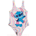 Maiô infantil temático Stitch com fundo psicodélico em tons de rosa, verde e amarelo, com detalhes em forma de coração.