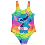 Maiô Stitch infantil com estampa colorida de nuvens, em estilo alegre e divertido.