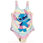 Maiô infantil Stitch com fundo em tie-dye pastel em tons suaves de azul, rosa e amarelo.