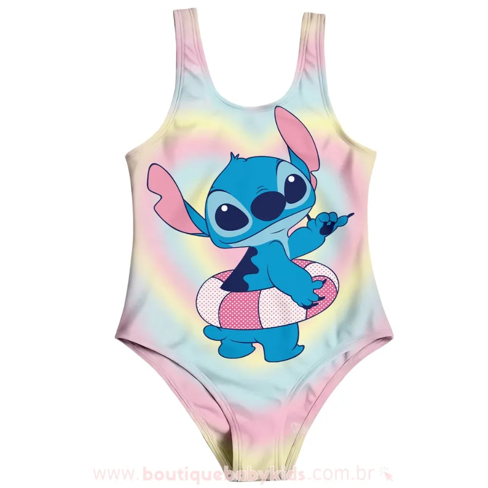 Maiô infantil Stitch com fundo em tie-dye pastel em tons suaves de azul, rosa e amarelo.