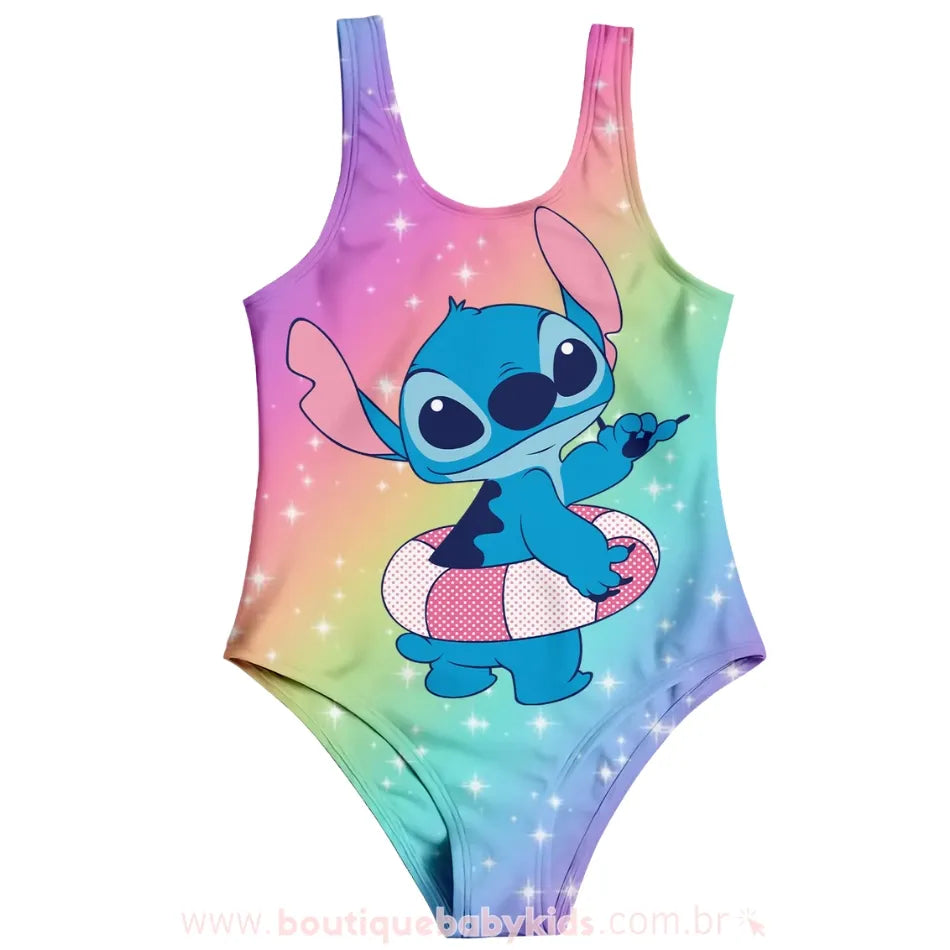 Maiô infantil colorido do Stitch com fundo arco-íris e nuvens vibrantes.