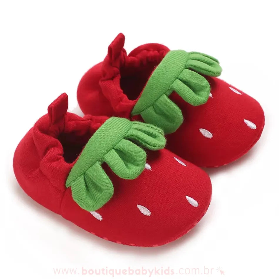 Par de pantufinhas vermelhas com detalhes verdes, imitando um morango, com folhinhas aplicadas na parte superior. #vermelho