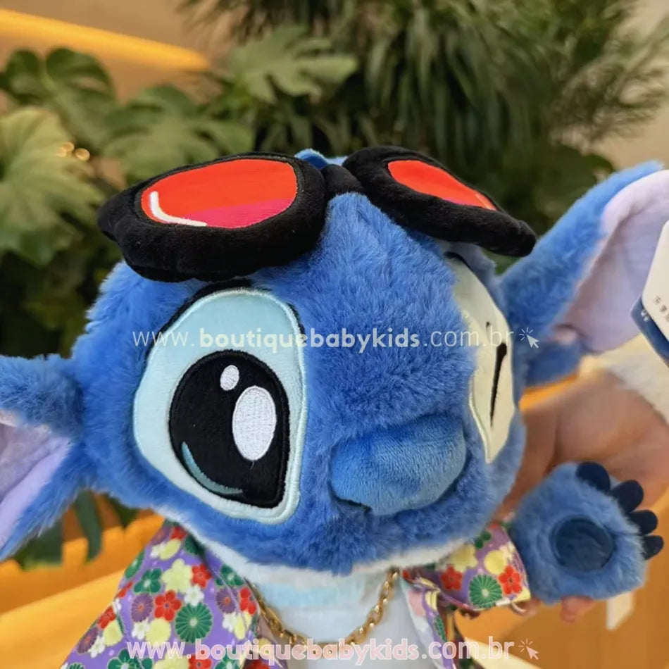 Pelúcia Stitch Havaiano Aloha de 30 cm em destaque, com óculos de sol vermelhos e camisa estampada de flores.