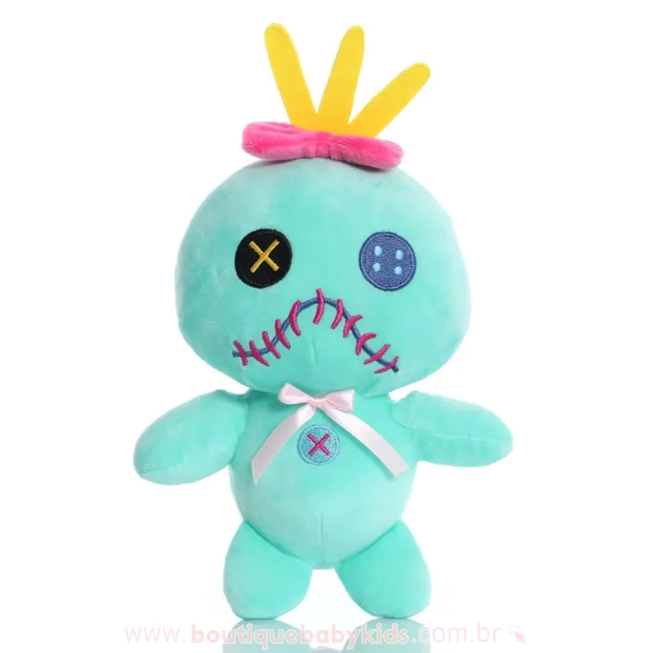 Pelúcia temática Scrump da Lilo com 22 cm, olhos de botão, costura colorida na boca, coroa amarela e laço branco no pescoço, sobre fundo branco.