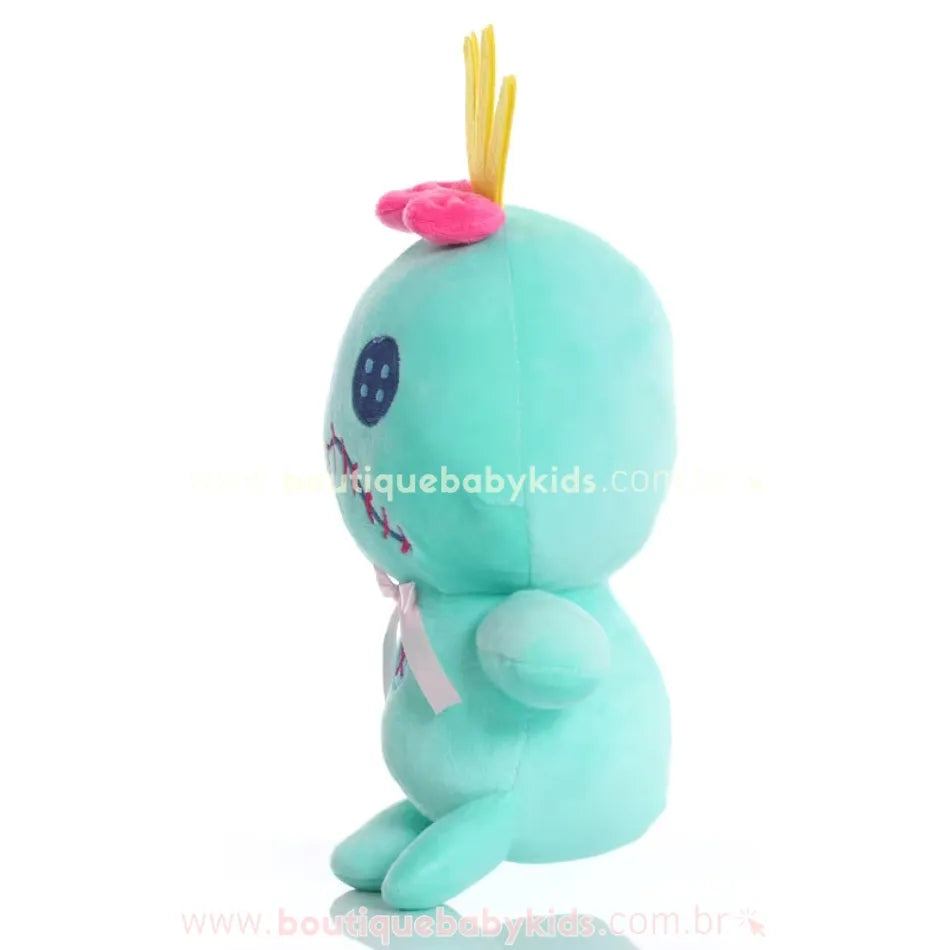 Pelúcia temática Scrump da Lilo com detalhe lateral, mostrando botão azul e costura bordada, sobre fundo branco.