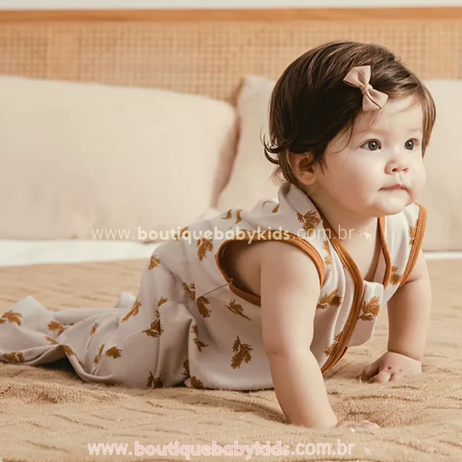 Vídeo demonstrativo do Saco de Dormir Bebê Folhas de Outono, exibindo seu design aconchegante e funcional. O vídeo mostra um bebê confortável dentro do saco de dormir, destacando o tecido macio 100% algodão, o zíper duplo para fácil troca de fraldas e o ajuste sem mangas, ideal para noites seguras e tranquilas. Um modelo versátil que proporciona liberdade de movimento e mantém o bebê aquecido sem a necessidade de cobertores.