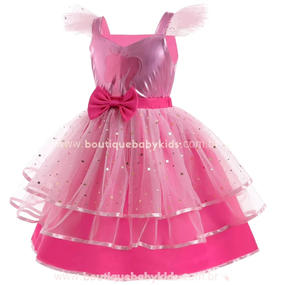 Vídeo do Vestido Infantil Temático Barbie Glamour, destacando o brilho do tecido metalizado rosa, os detalhes delicados em tule com aplicações douradas e o laço decorativo na cintura. Exibição em 360° do vestido, mostrando sua modelagem volumosa, acabamento sofisticado e inspiração no universo das princesas e da Barbie. Ideal para ocasiões especiais e festas temáticas.