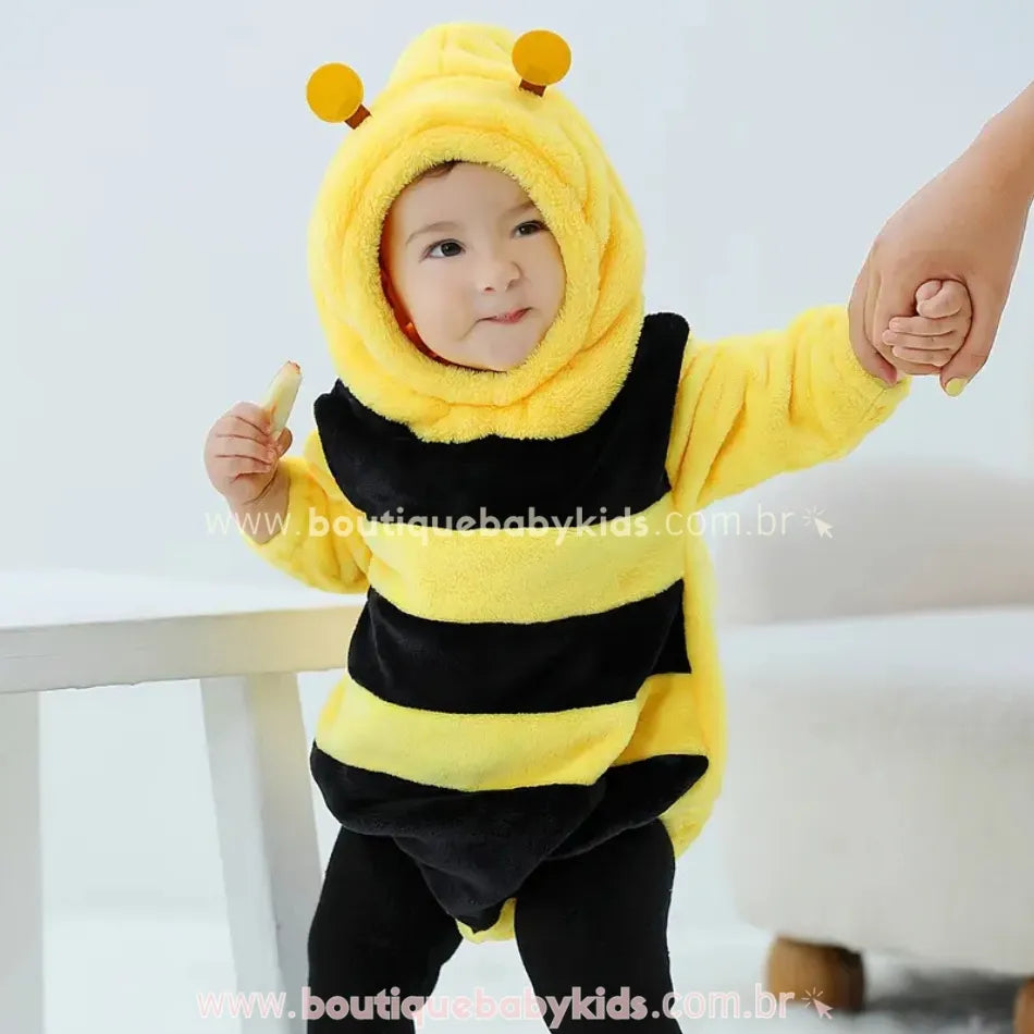 Vídeo do Body Bebê Fantasia Abelhinha com capuz e anteninhas, modelo peluciado ideal para dias frios e momentos especiais
