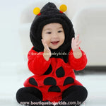 Vídeo do Body Bebê Fantasia Joaninha em uso – fantasia peluciada com capuz, anteninhas e detalhes de bolinhas pretas para bebês