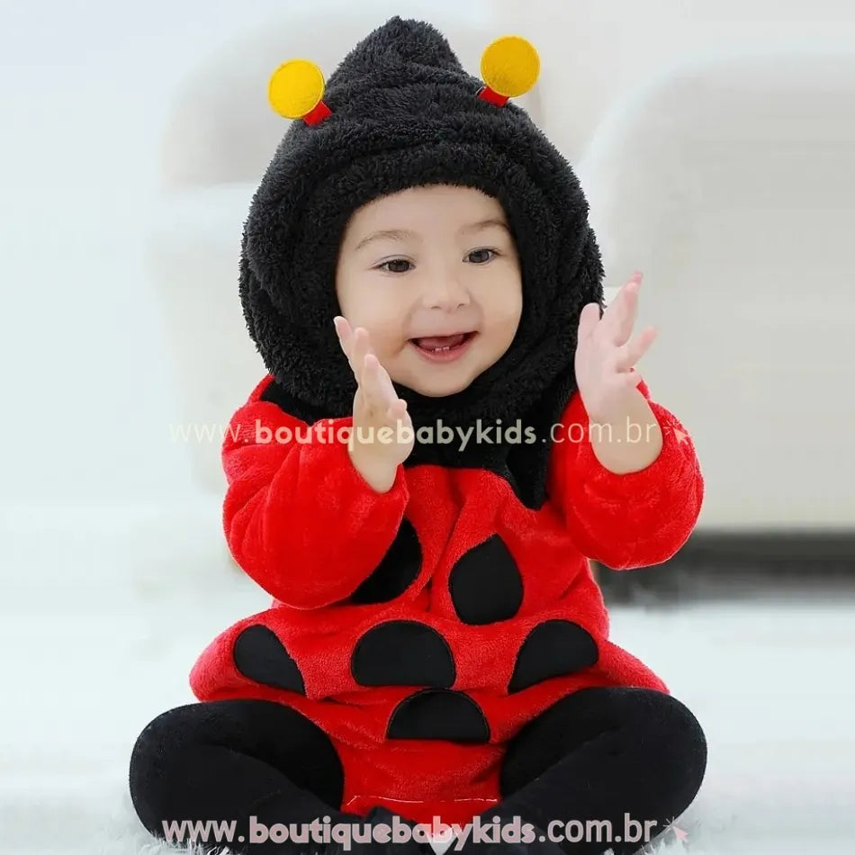 Vídeo do Body Bebê Fantasia Joaninha em uso – fantasia peluciada com capuz, anteninhas e detalhes de bolinhas pretas para bebês