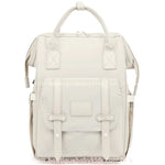 Vídeo demonstrativo da Bolsa Mochila Maternidade Elegance, destacando seu design sofisticado e funcionalidade. Apresenta visão detalhada dos compartimentos internos, bolso térmico para mamadeiras, suporte para lenços umedecidos, alças ajustáveis e encaixe para mala de viagem. Exibe diferentes ângulos do produto nas cores bege, preta, rosa e azul, mostrando sua versatilidade para o dia a dia das mamães e papais.