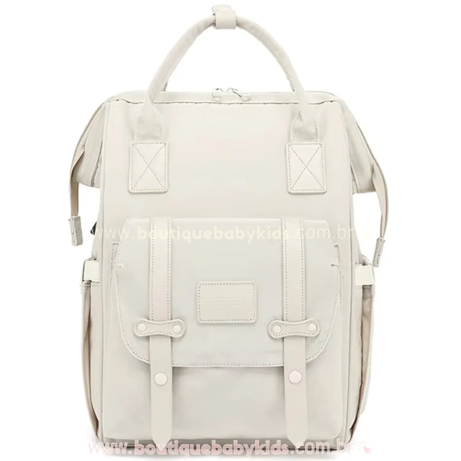 Vídeo demonstrativo da Bolsa Mochila Maternidade Elegance, destacando seu design sofisticado e funcionalidade. Apresenta visão detalhada dos compartimentos internos, bolso térmico para mamadeiras, suporte para lenços umedecidos, alças ajustáveis e encaixe para mala de viagem. Exibe diferentes ângulos do produto nas cores bege, preta, rosa e azul, mostrando sua versatilidade para o dia a dia das mamães e papais.