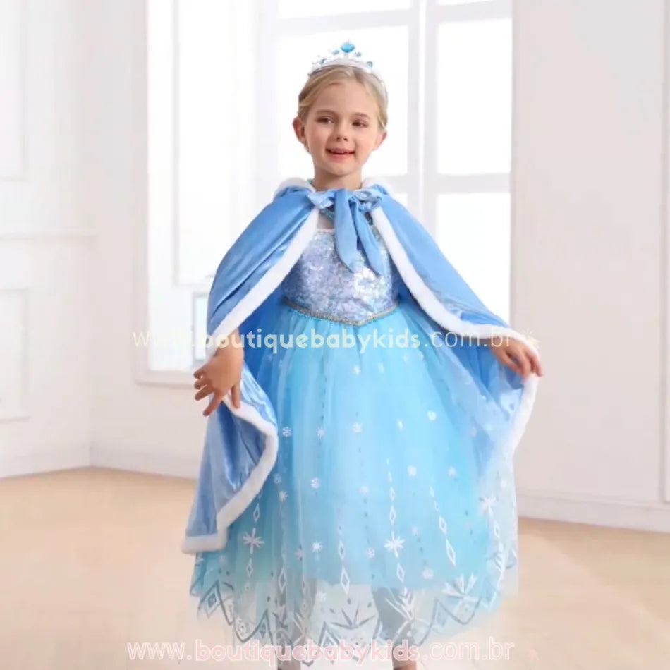 Vídeo mostrando a Capa Infantil Temática Magia das Princesas na cor azul, com detalhes em branco e acabamento peluciado, exibindo a peça em movimento e suas características encantadoras. #azul