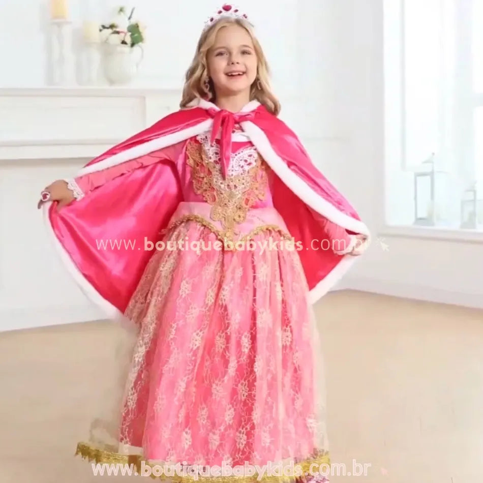 Vídeo apresentando a Capa Infantil Temática Magia das Princesas na cor rosa. A gravação mostra uma menina vestindo a capa sobre um vestido de princesa, destacando o brilho do tecido aveludado, o capuz com acabamento felpudo branco e a amarração com laço frontal. O vídeo captura o movimento fluido da capa enquanto a criança gira e brinca, evidenciando a leveza e a elegância do acessório. Ideal para complementar fantasias e deixar qualquer ocasião ainda mais mágica. 