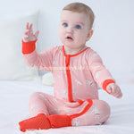 Vídeo do bebê vestindo o Macacão Bebê Gatinhos Sonhadores em fibra de bambu, com estampa de gatinhos brincando sobre fundo rosado e detalhes em vermelho – Boutique Baby Kids