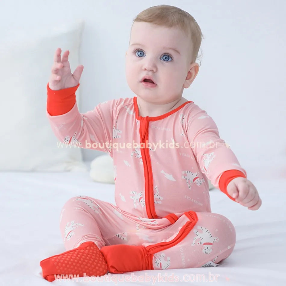 Vídeo do bebê vestindo o Macacão Bebê Gatinhos Sonhadores em fibra de bambu, com estampa de gatinhos brincando sobre fundo rosado e detalhes em vermelho – Boutique Baby Kids