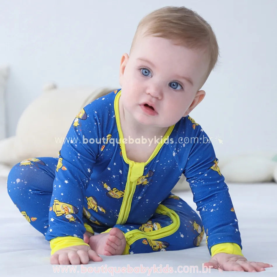 Vídeo do bebê vestindo o Macacão Bebê Girafinha Astronauta em fibra de bambu, com estampa de girafinhas no espaço e detalhes amarelos – Boutique Baby Kids.