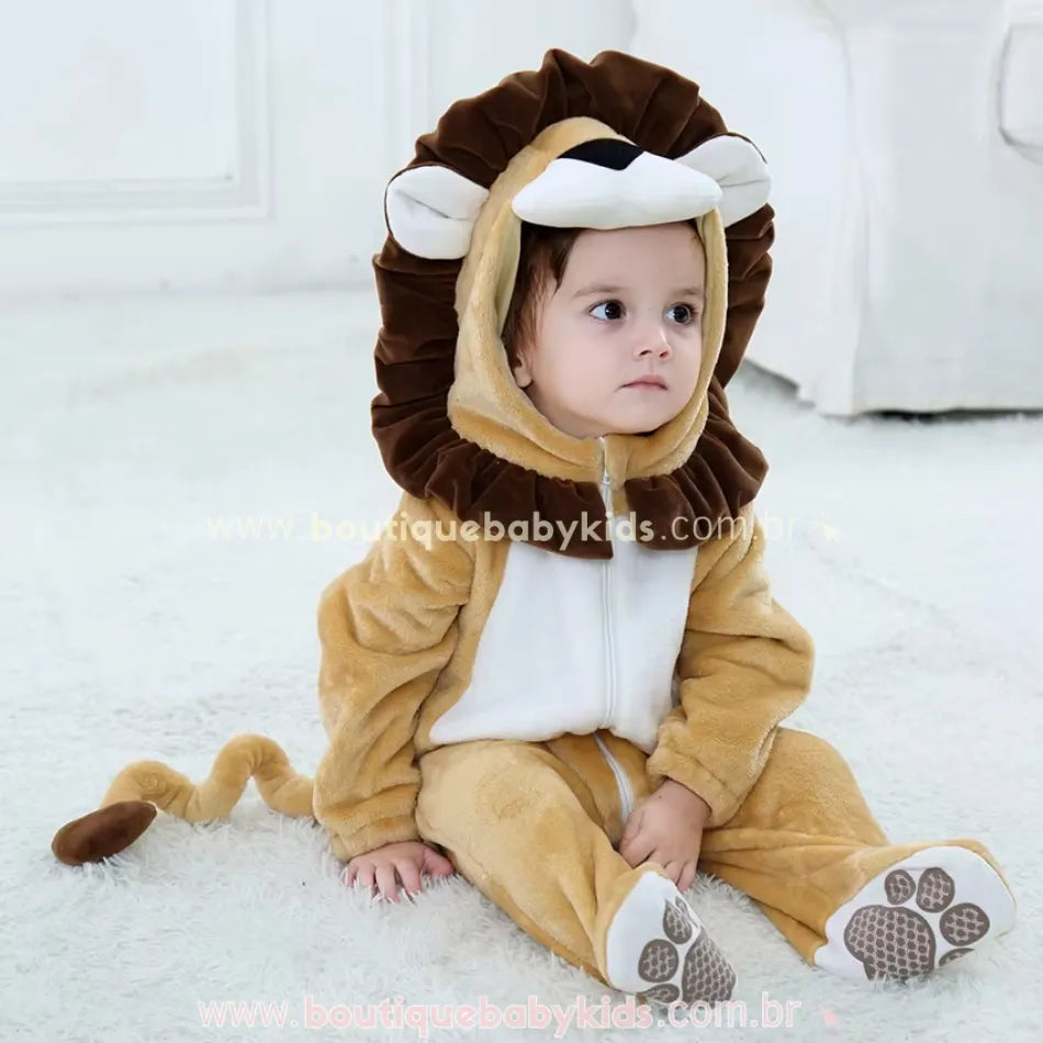 Vídeo do Macacão Bebê Fantasia Rei Leão, incluindo capuz com juba marrom, focinho e orelhinhas, cauda articulada e detalhes de patinhas no solado, ideal para mesversários e festas temáticas – Boutique Baby Kids.