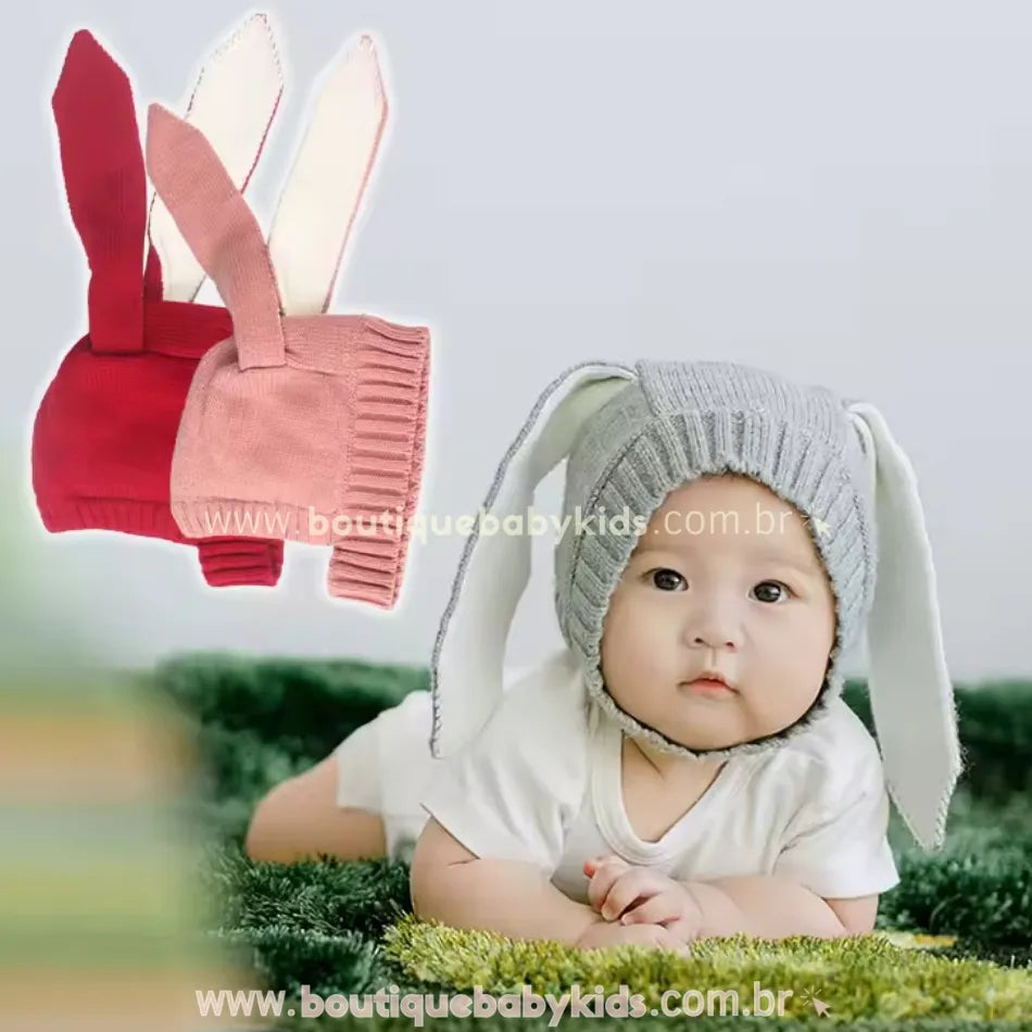 Vídeo demonstrativo da Touca Bebê Tricot Orelhinhas de Coelho, exibindo detalhes do material tricotado, as orelhinhas flexíveis e o ajuste confortável para bebês. O vídeo apresenta diferentes ângulos da touca, destacando suas cores disponíveis e a elasticidade da peça para acomodar a cabeça do bebê com suavidade.