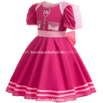Vídeo mostrando detalhes do Vestido Infantil Temático Skye Patrulha Canina. O vestido é rosa vibrante, com mangas bufantes, saia rodada e estampa temática da personagem Skye na parte frontal. O vídeo destaca o acabamento delicado, o laço volumoso na parte traseira e o fechamento em zíper. As imagens apresentam diferentes ângulos do vestido, ressaltando sua modelagem e o movimento fluido da saia.