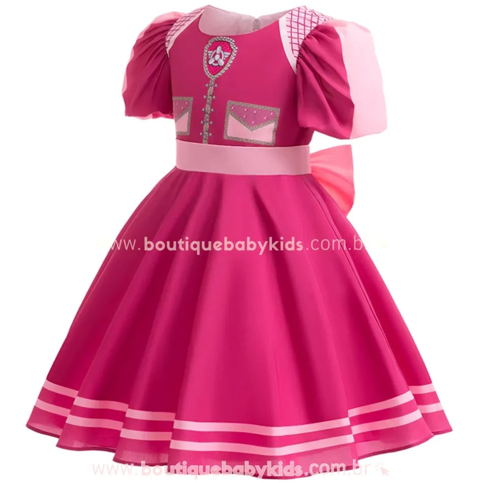 Vídeo mostrando detalhes do Vestido Infantil Temático Skye Patrulha Canina. O vestido é rosa vibrante, com mangas bufantes, saia rodada e estampa temática da personagem Skye na parte frontal. O vídeo destaca o acabamento delicado, o laço volumoso na parte traseira e o fechamento em zíper. As imagens apresentam diferentes ângulos do vestido, ressaltando sua modelagem e o movimento fluido da saia.