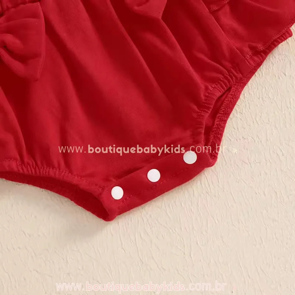 Fechamento com botões de pressão na parte inferior do romper bebê bordado de moranguinho, garantindo praticidade para vestir e trocar. 