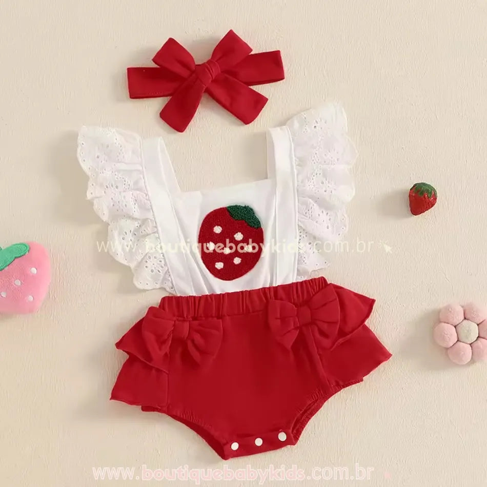 Romper vermelho para bebê com detalhes delicados, incluindo babados nas alças e bordado de morango no centro. 