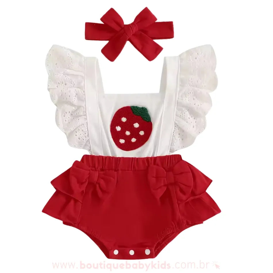 Romper vermelho para bebê com bordado de morango no peito, alças com babados rendados brancos e faixinha de cabelo combinando. #vermelho