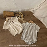 Romper Bebê Pequeno Cavalheiro com Gola Clássica Bege e Listrado- Boutique Baby Kids