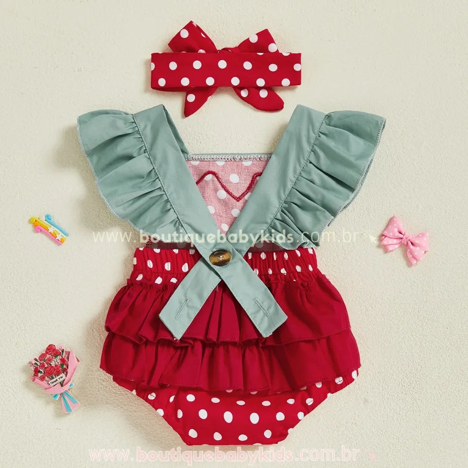 Parte de trás do romper com babados vermelhos e alças cruzadas em verde com botão