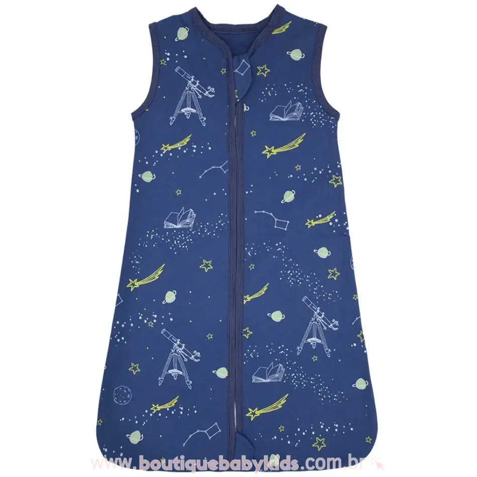Saco de Dormir Bebê Constelação dos Sonhos em destaque, exibindo a estampa celestial com detalhes de estrelas cadentes, telescópios e constelações sobre um fundo azul marinho.